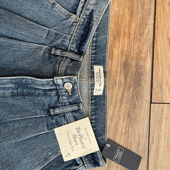 Abercrombie & Fitch, Pleated Medium Color High Waist Denim Short, Size:27 - Picture 3 of 8